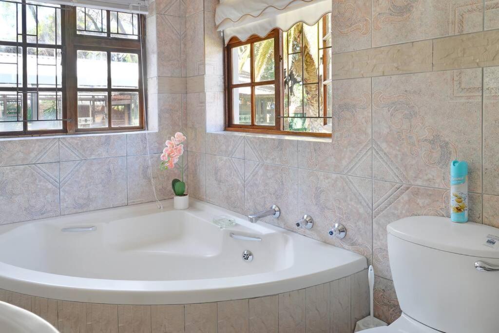Mawethu Peaceful Garden With Covered Pool And Braai Area Cape Town Bagian luar foto